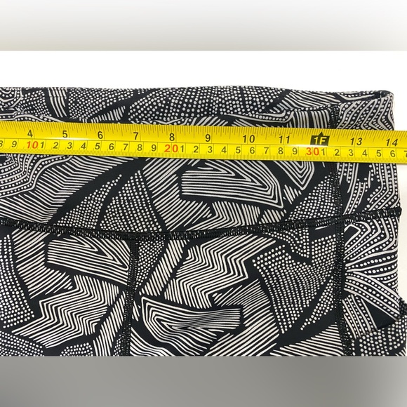 Lululemon Pace Rival Crop Full-On Luxtreme in Dottie Tribe White Black Size 6 - Picture 9 of 15